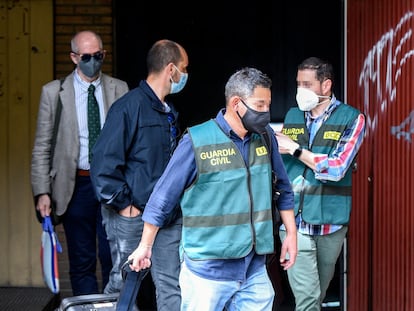 Un grupo de agentes de la Unidad Central Operativa de la Guardia Civil (UCO), durante un registro de la Operación Azud.