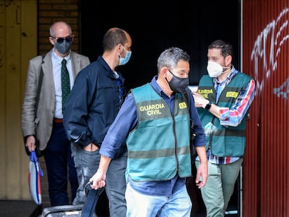 Un grupo de agentes de la Unidad Central Operativa de la Guardia Civil (UCO), durante un registro de la Operación Azud.