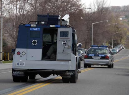 Un blindado de la policía del estado de Virginia se acerca al campus de la Universidad Técnica de Virginia, en Blacksburg.