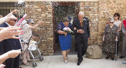 Los novios, a la salida del museo donde se celebró el enlace.