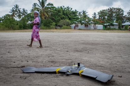 Una niña observa uno de los drones empleados para mapear la isla en Kizimkazi. Estos son de espuma, no pesan más de 700 gramos y llevan incorporado un GPS, las baterías y una cámara con la que toman las fotos aéreas. La iniciativa de mapeo ha dividido la isla en cuadrículas de nueve metros cuadrados y por cada una de ellas un dron realiza unas 840 imágenes.