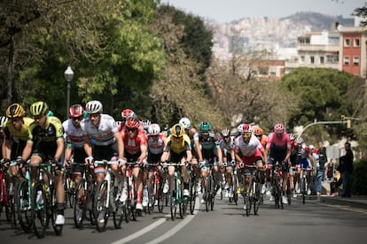 Un grup de ciclistes puja la muntanya de Montjuïc, la darrera etapa de la Volta Catalunya. 
