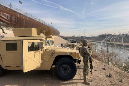 Tropas estadounidenses vigilan la frontera con México en El Paso, Texas, el pasado 31 de diciembre.