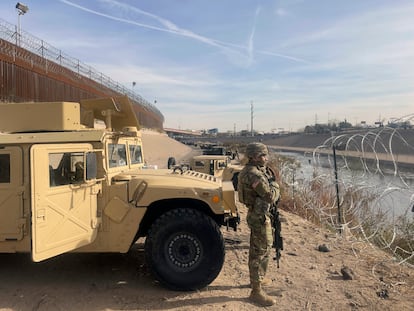 Tropas estadounidenses vigilan la frontera con México en El Paso, Texas, el pasado 31 de diciembre.