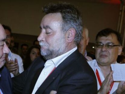 Manuel Pastrana felicita a su sucesor Francisco Fernández en el último congreso de UGT Andalucía.