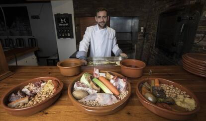 Juan José Luquero muestra el cocido que ofrece en el restaurante Kandrak, en Collado Villalba.