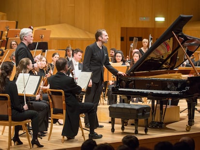 El pianista Leif Ove Andsnes (de pie en el centro) y el director Edward Gardner (izquierda, de pie) junto a los integrantes de la Filarmónica de Londres, el pasado jueves en Zaragoza.