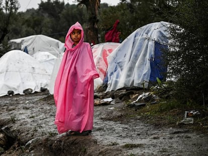 Una niña bajo la lluvia en el campo de refugiados de Moria, en la isla griega de Lesbos, el pasado 26 de noviembre. ARIS MESSINIS (AFP / GETTY IMAGES)