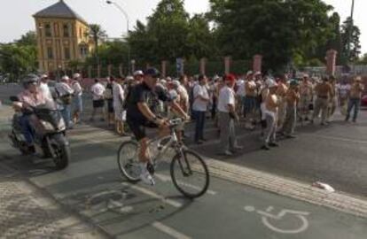 Varios centenares de extrabajadores de Santana Motor ante el Palacio de San Telmo de Sevilla, sede de la Presidencia de la Junta de Andalucía.