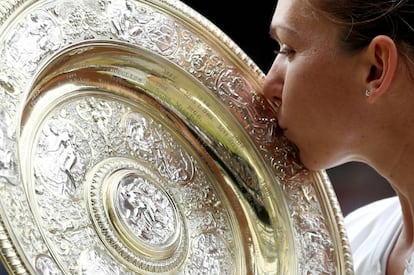 Halep besa la bandeja de campeona en Wimbledon.
