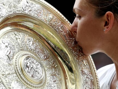 Halep besa la bandeja de campeona en Wimbledon.