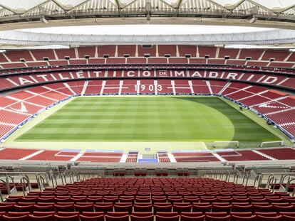 <b>Estadio Wanda Metropolitano. No solo fútbol.</b> A bordo de su cortacésped, el jardinero recorre la alfombra verde del Wanda Metropolitano. Le contemplan 68.000 butacas vacías. Aunque poca gente lo sospeche y crea que aquí la única actividad consiste en jugar partidos de fútbol un domingo de cada dos, el Wanda vive en tensión más de 300 días al año: innumerables eventos de empresa, conciertos, exhibiciones, cine al aire libre, rodajes publicitarios… Nunca falta el jolgorio en el campo del 'Aleti'. Habla Fernando Fariza, director de explotación y operaciones del Atlético de Madrid: “Durante el primer mes y medio del estado de alarma, nuestro trabajo consistió en deshacer lo que teníamos comprometido, muchos eventos confirmados para marzo, abril, mayo, junio y septiembre. El concierto de Aerosmith el 3 de julio pasa al verano de 2021; el partido de rugby de la selección española contra los Classic All Blacks, el 29 de mayo…”.