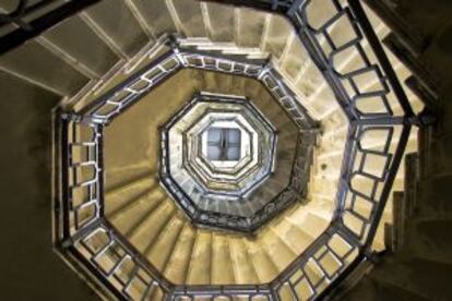 Interior del faro de Voltiano, en Brunate (italia).