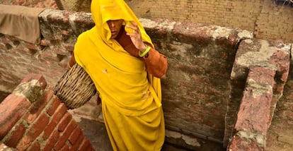Una mujer limpia una letrina en la aldea de Kasela, en Uttar Pradesh