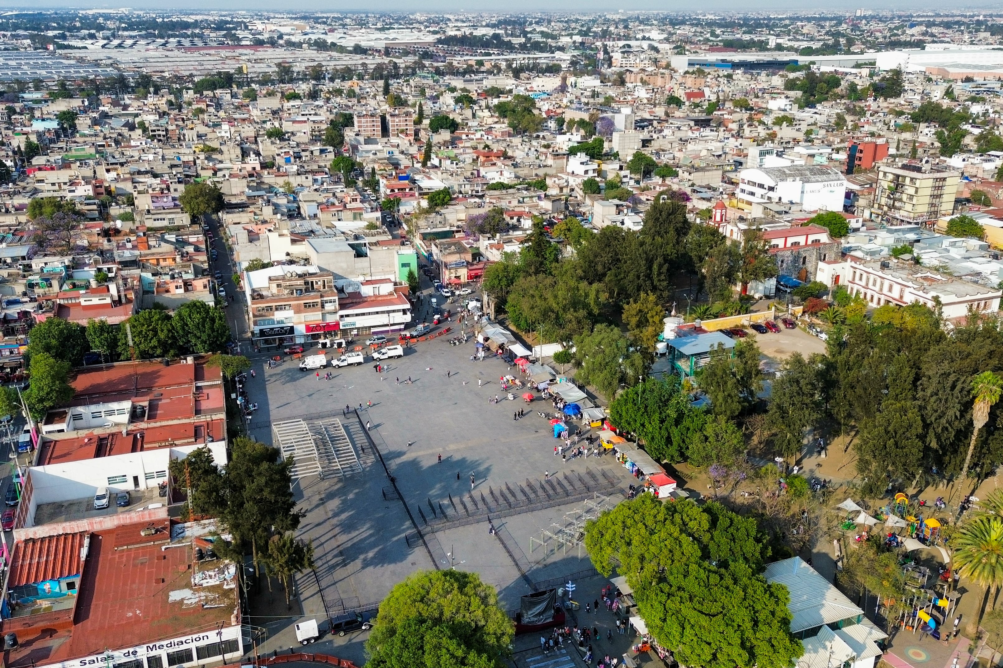 Vista aérea de la macroplaza de Iztapalapa, la alcaldía más poblada de Ciudad de México. 