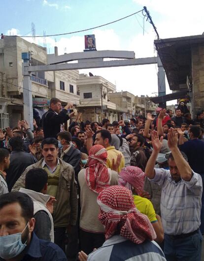 Centenares de manifestantes se congregan alrededor de la mezquita de Omari, en Deraa, centro de las protestas contra el régimen sirio.