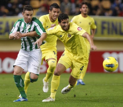 Rubén Castro y Musacchio pugnan por el balón.