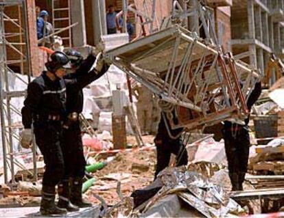 Un obrero yace muerto en un tajo tras caer desde lo alto de un edificio en San Blas el pasado mayo.