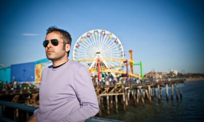 Luis Berdejo, frente a la noria del muelle de Santa Mónica, uno de los lugares preferidos del director en Los Ángeles