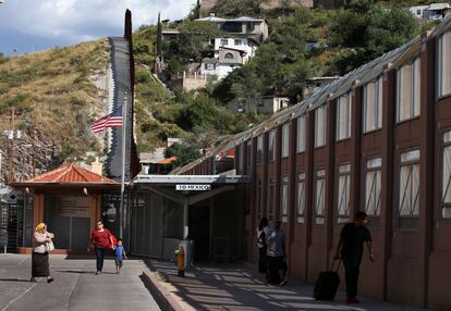 Varias personas caminan en la frontera peatonal de Nogales, Arizona (EE.UU).