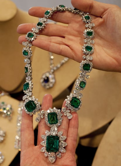 Collar y pendientes de esmeralda y diamante, de la firma Bvlgari, que le regaló Richard Burton a la actriz durante los años que estuvieron juntos.