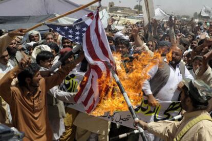 Islamistas paquistaníes queman la bandera de EE UU para protestar, en Quetta, por la muerte de Bin Laden.