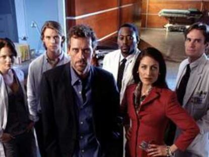El doctor House (Hugh Laurie), rodeado de compañeros de reparto.