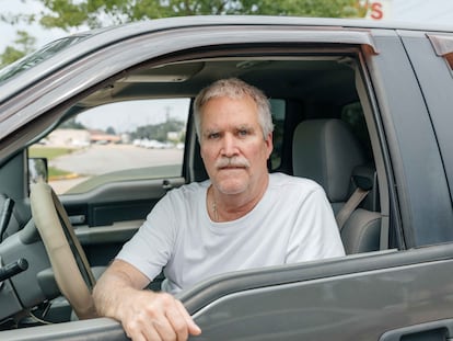 Scott Dowell, empleado de una fábrica de equipos de protección de Baton Rouge, de 60 años, en su vehículo.