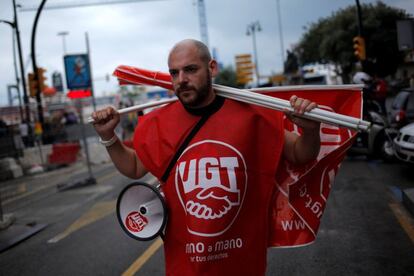 Un manifestante con banderas de UGT en la concentraci&oacute;n en M&aacute;laga.