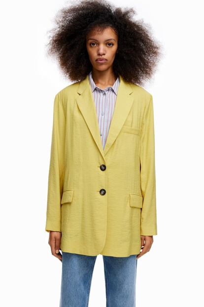 Una chaqueta de estilo masculino, de corte clásico con un color nada convencional. Así es esta americana de Bimba y Lola.

225€