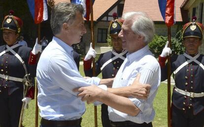 Mauricio Macri abraça Tabaré Vázquez na chegada ao Uruguai.