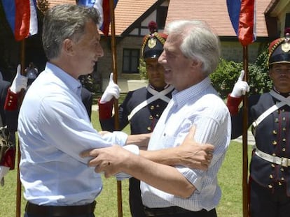 Mauricio Macri abraça Tabaré Vázquez na chegada ao Uruguai.