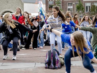 Juegos en la primera semana de clase en una escuela de Leiden (Países Bajos), el 16 de agosto.
