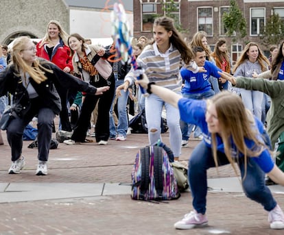 Juegos en la primera semana de clase en una escuela de Leiden (Países Bajos), el 16 de agosto.