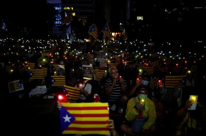 Un grupo de manifestantes sostiene 'esteladas' y linternas durante una protesta en el Jardín Chater de Hong Kong para mostrar su solidaridad con el movimiento independentista catalán en España.