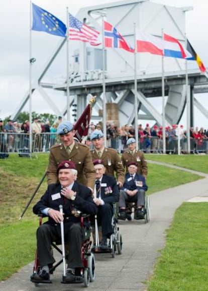 Veteranos de guerra visitan el puente Pegasus, durante la conmemoración del Día D, el 5 de junio de 2014, en Ranville (France).