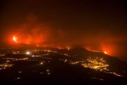 Poco antes de las diez de la noche del martes, el Instituto Volcanológico de Canarias había informado de que la colada ya había cruzado la conocida como carretera de la costa, situada junto a la montaña de Todoque, de unos 320 metros de altura, en el municipio de Tazacorte.