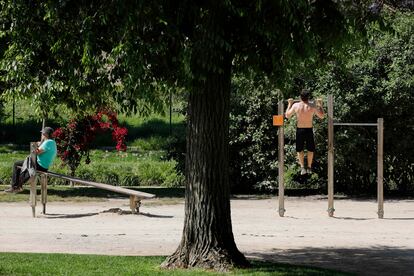 Los aparatos de ejercicios físicos y de gimnasia están dispersos a lo largo de los 10 kilómetros del jardín de Valencia. 