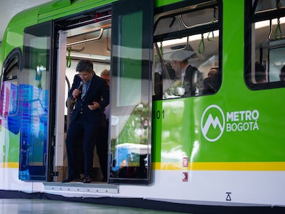 La alcaldesa de Bogotá, Claudia López, presentando un modelo de vagón del futuro metro de la ciudad.