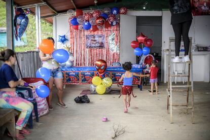 Un grupo de mujeres preparan una fiesta infantil en el restaurante comunitario de La Fila, en Colombia