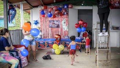 Um grupo de mulheres prepara uma festa infantil no restaurante comunitário de La Fila, no dia 17 de novembro.