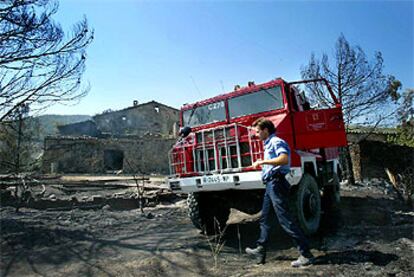 Un equipo de los Bomberos de la Generalitat, ayer, en las tareas de extinción del incendio del Bages.