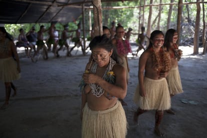 Para as etnias amazônicas espalhadas ao longo do Rio Negro e seus afluentes, a dança é um dos elementos mais importantes de sua cultura. Quase todos os acontecimentos sociais importantes são acompanhados de festividades. Na atualidade, por ser um atrativo para os turistas que visitam as aldeias, a dança se tornou também um instrumento de subsistência.