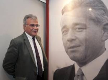 Albert Vicens, hijo del historiador Jaume Vicens Vives, frente a una foto de su padre. EFE/Archivo