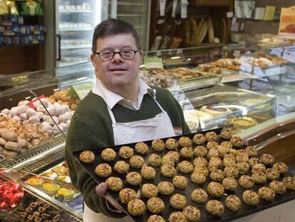 Amadeu Vallvé, en la pastelería de su familia, en el barrio de Gràcia de Barcelona.