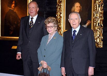 El rey Juan Carlos, con el presidente Carlo Azeglio Ciampi y su esposa, Franca Pilla.