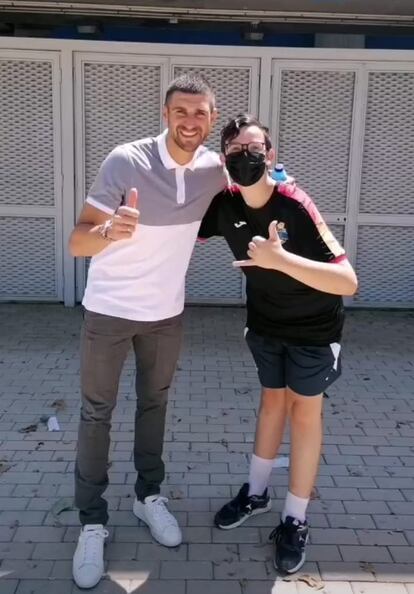 Jorge Sancho, con mascarilla, junto al jugador del Getafe CF Stefan Mitrovic.