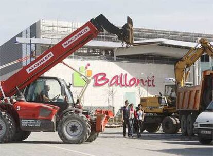 Útimos trabajos en el Centro Comercial y de Ocio Ballonti, que inaugura el lunes próximo en Portugalete con 51.000 metros cuadrados.