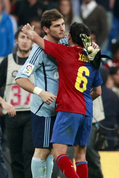 Iker Casillas and Xavi embrace at the end of a Real-Barcelona encounter.