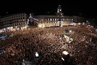 15-M protestors held a "silent scream" for a minute at midnight in Madrid's Puerta del Sol square.